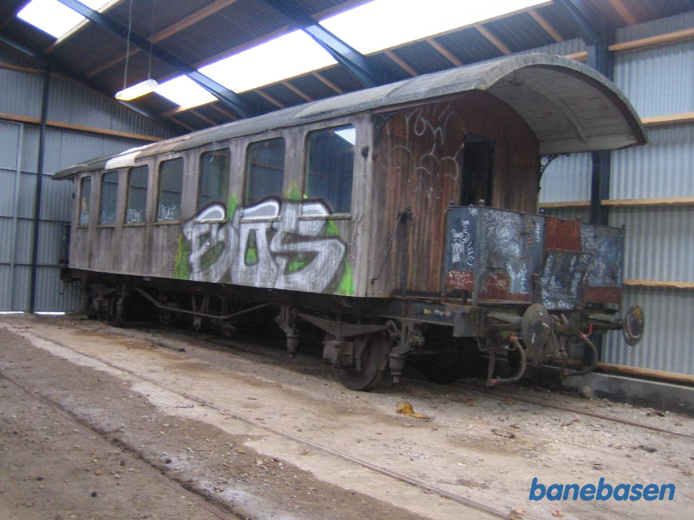 Personvognen er netop kommet til Græsted efter at have stået ude i 30 år. Vognen så ganske forfærdelig ud og der var huller i taget