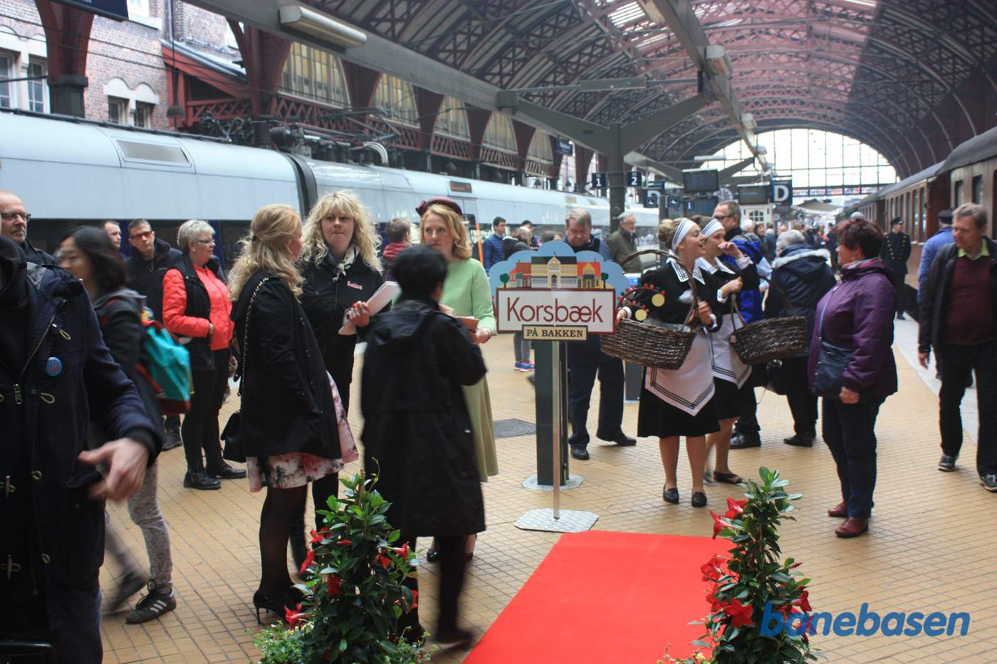 Filmfolk og skuespillere samles på perronen