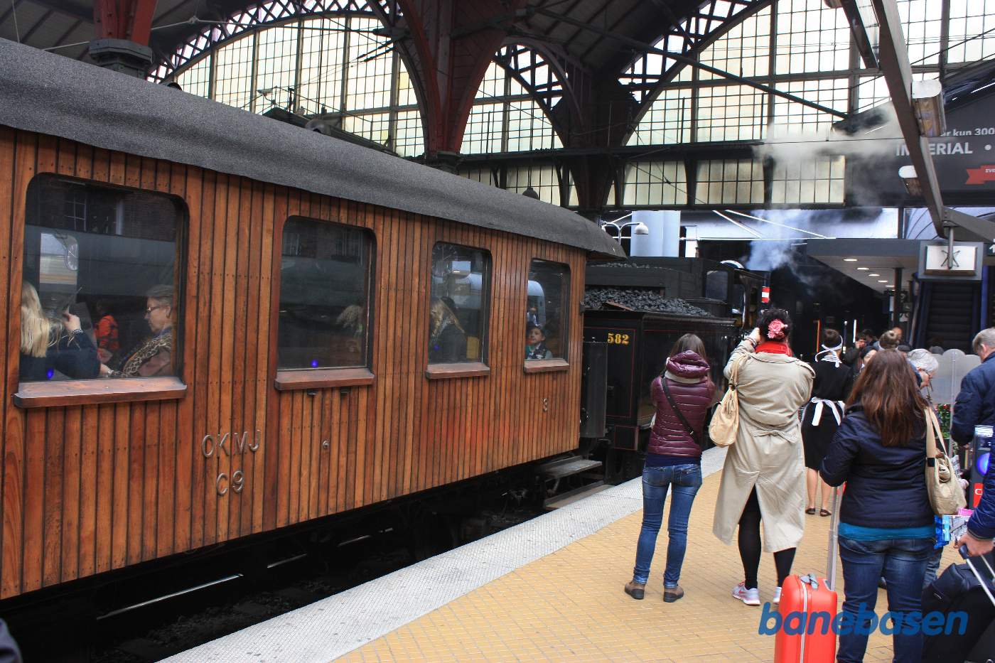 Flere af deltagerne skal lige fotografere damplokomotivet DSB K 582