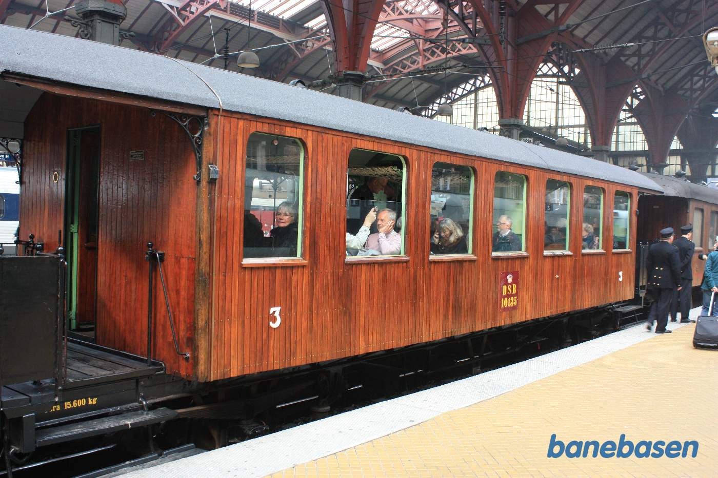 Gæsterne tager plads i "Lauras" vogn, hvor Laura i Matador sad den 8. april 1940 på vej hjem fra København Gæsterne tager plads i "Lauras" vogn, hvor Laura i Matador sad den 8. april 1940 på vej hjem fra København