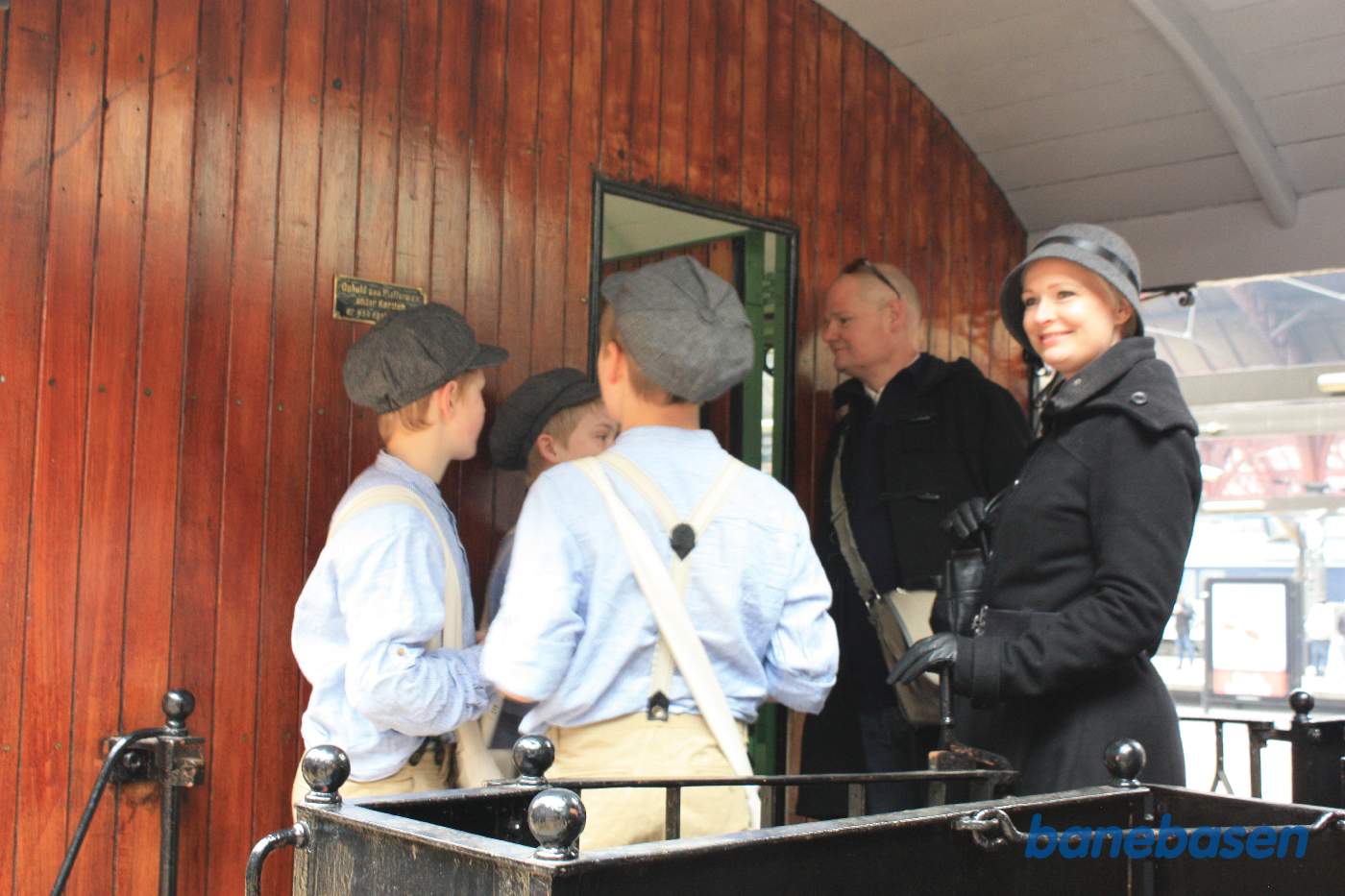 Flere gæster på endeperronen Flere gæster på endeperronen
