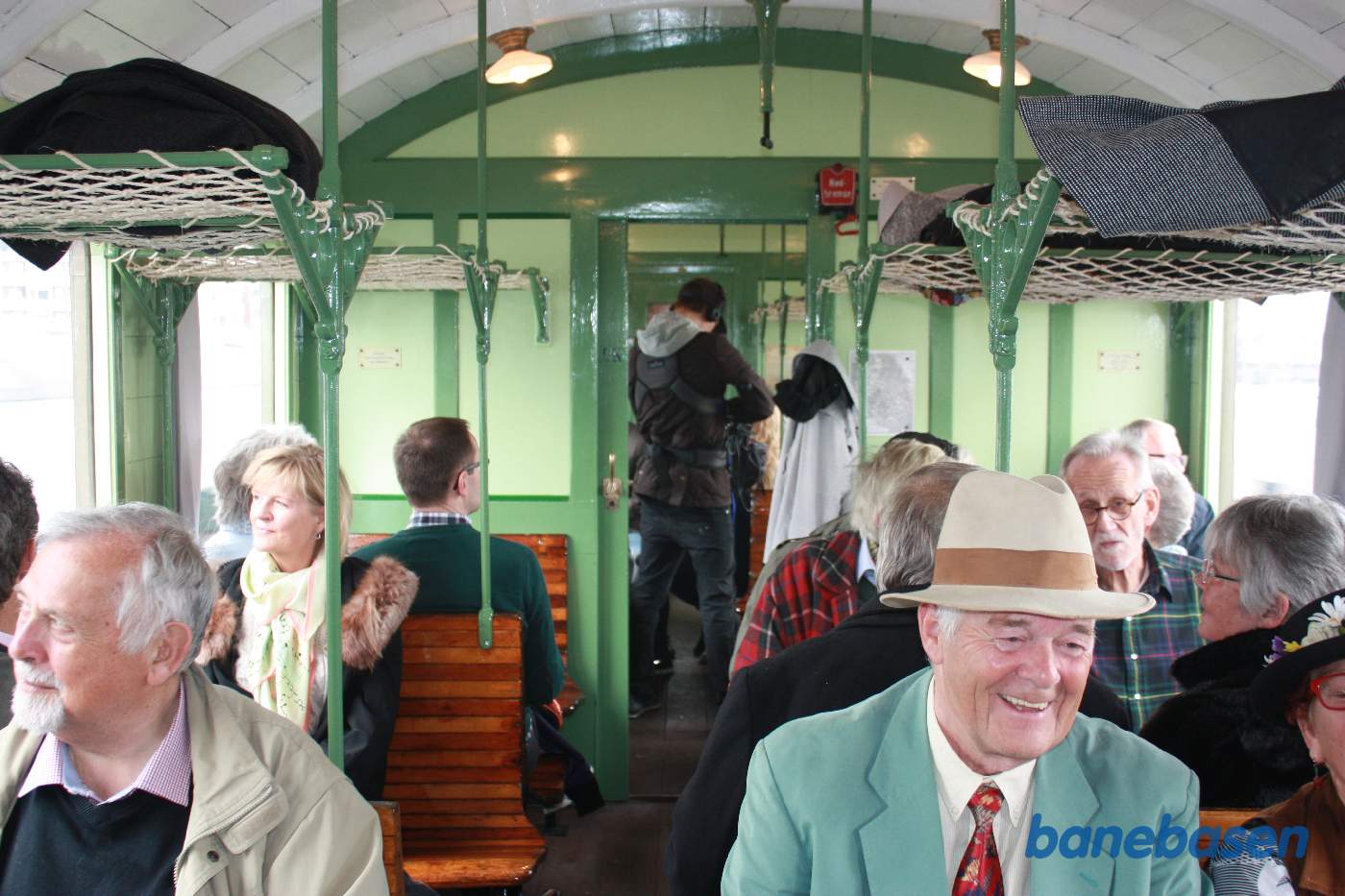 Undervejs mellem Østerport og Klampenborg var der tid til at fotografere inde i "Lauras" vogn. Et TV hold var også i fuld gang