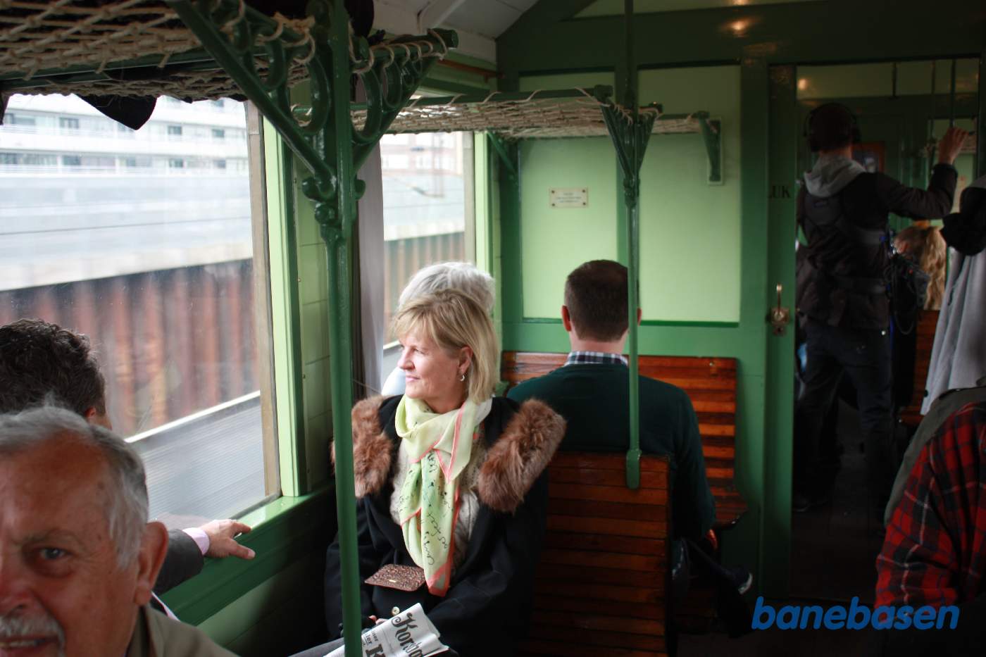 Undervejs mellem Østerport og Klampenborg var der tid til at fotografere inde i "Lauras" vogn. Et TV hold var også i fuld gang