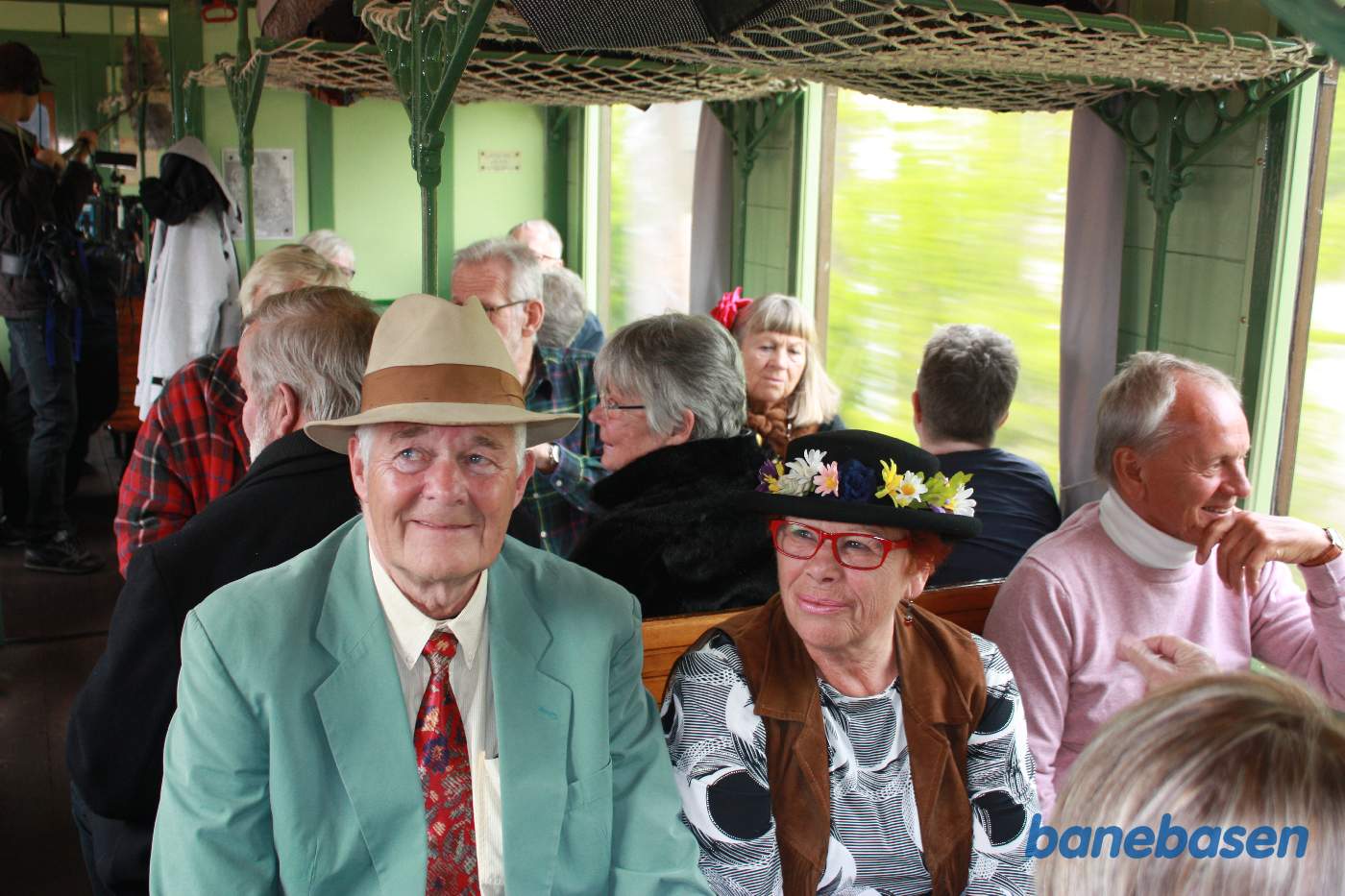 Undervejs mellem Østerport og Klampenborg var der tid til at fotografere inde i "Lauras" vogn. Et TV hold var også i fuld gang