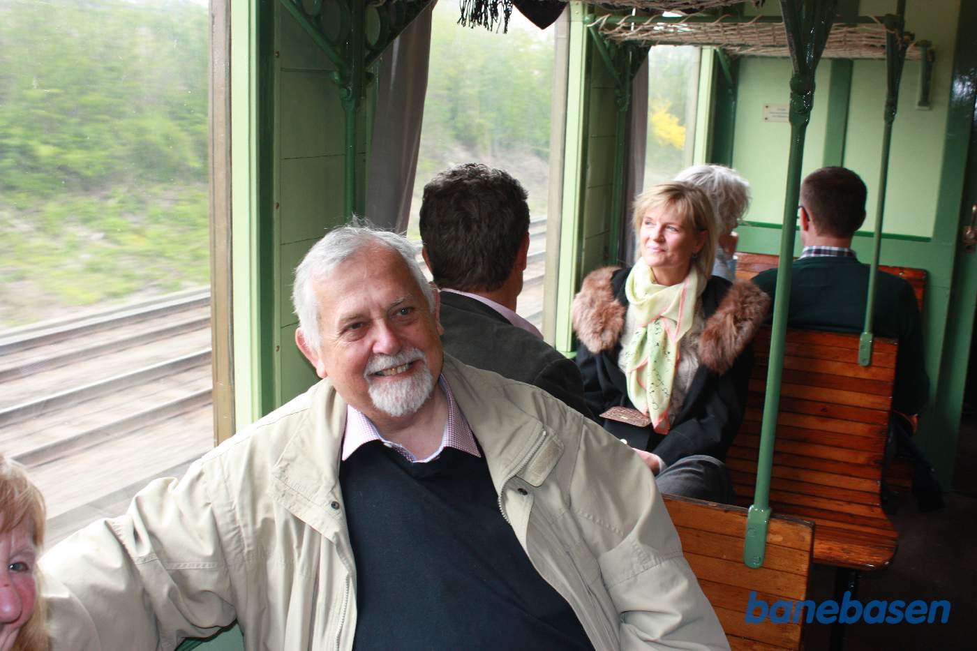 Undervejs mellem Østerport og Klampenborg var der tid til at fotografere inde i "Lauras" vogn. Et TV hold var også i fuld gang