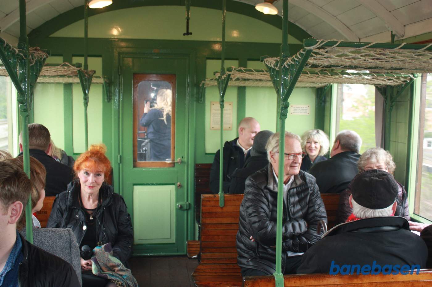 Undervejs mellem Østerport og Klampenborg var der tid til at fotografere inde i "Lauras" vogn. Et TV hold var også i fuld gang