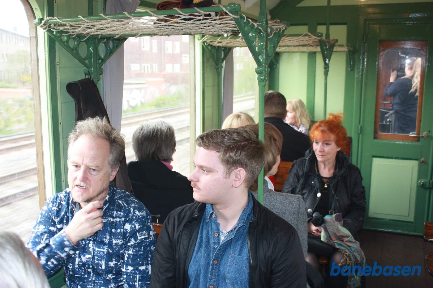 Undervejs mellem Østerport og Klampenborg var der tid til at fotografere inde i "Lauras" vogn