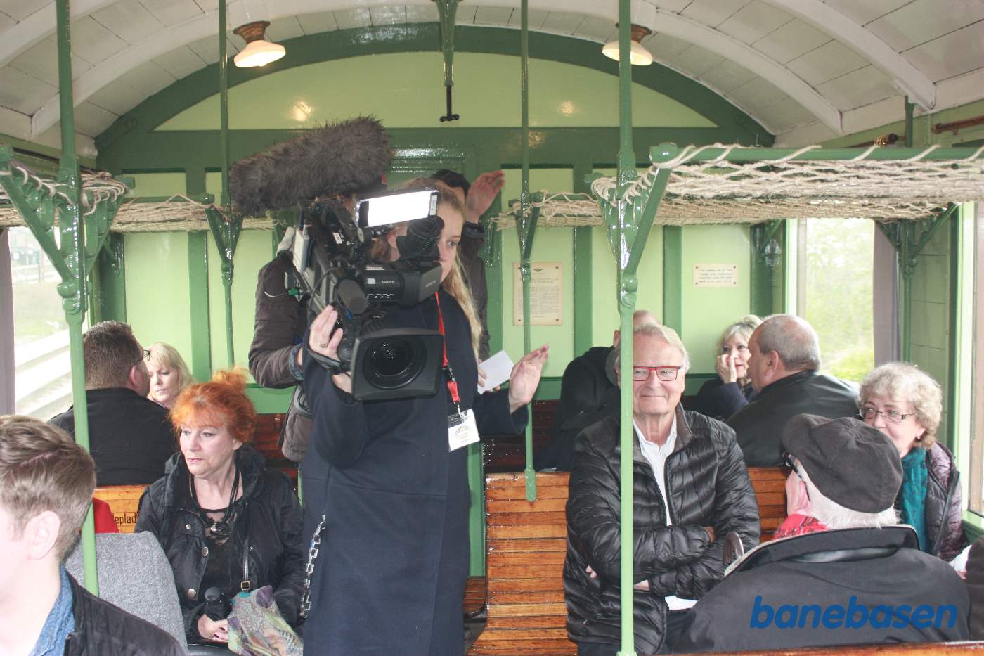 Undervejs mellem Østerport og Klampenborg var der tid til at fotografere inde i "Lauras" vogn. Et TV hold var også i fuld gang