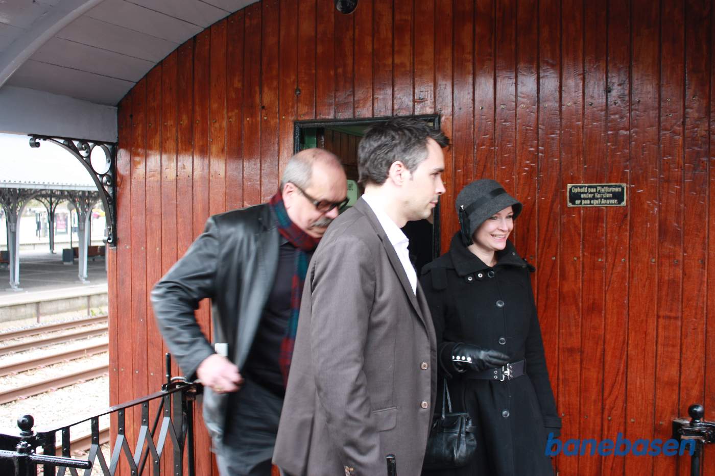 Vi er kommet til Klampenborg og gæsterne stiger ud af toget