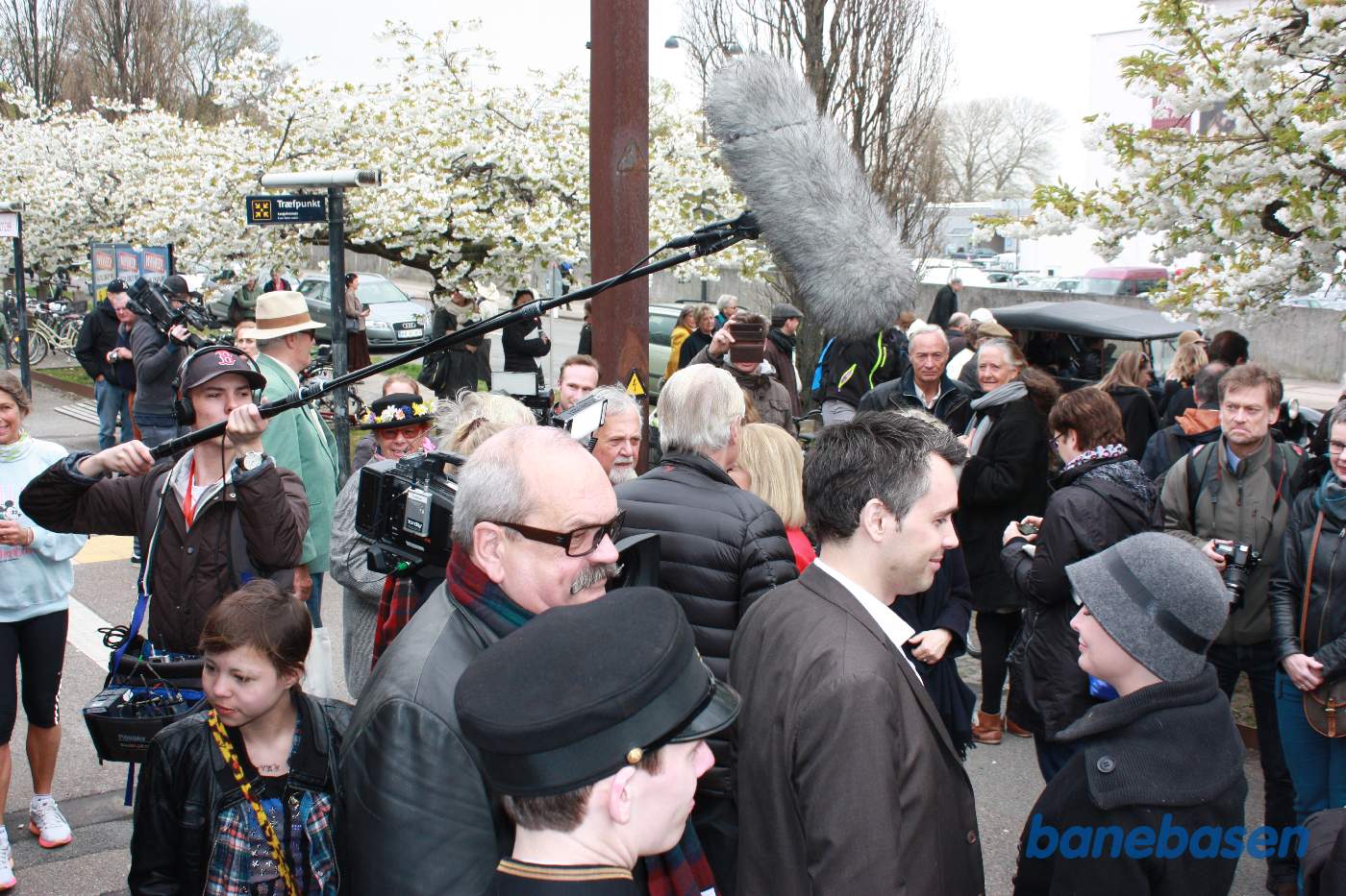 Vi er kommet til Klampenborg og gæsterne stiger ud af toget mens TV holdet har travlt med interviews
