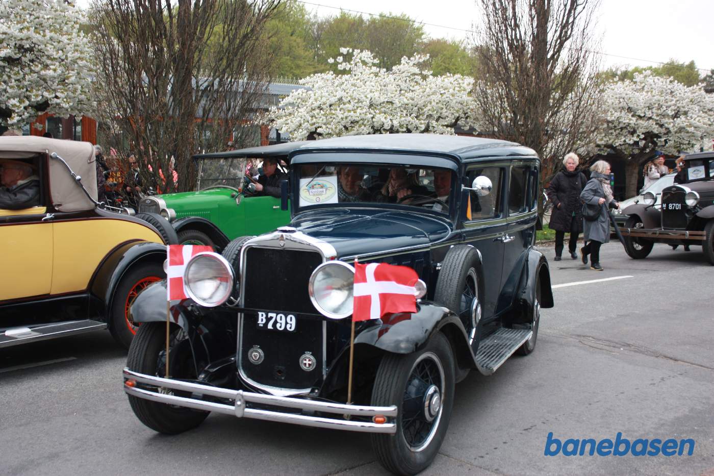 Her kører nogle af de første gæster af sted Her kører nogle af de første gæster af sted