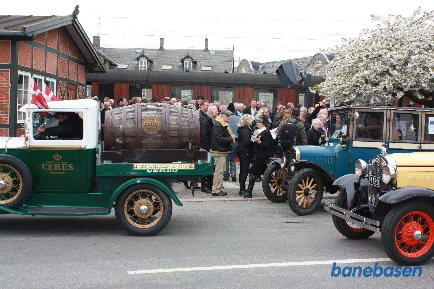 Der er stadig mange gæster på perronen der venter på transport til Bakken
