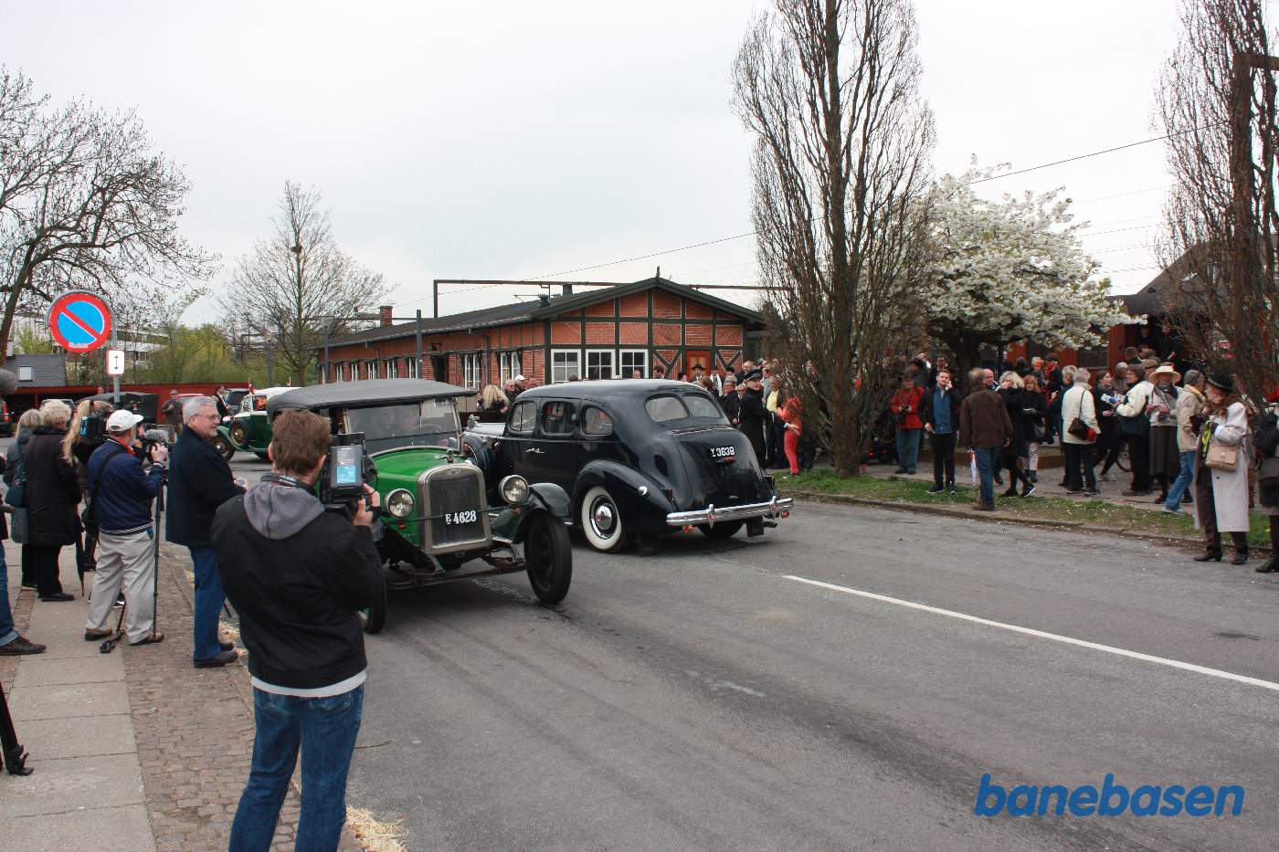 TV og diverse fotografer har travlt med at forevige dette store øjeblik