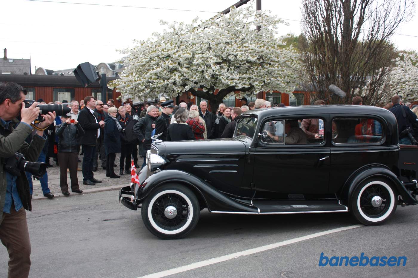 Næste bil klar til at blive fyldt med glade gæster Næste bil klar til at blive fyldt med glade gæster