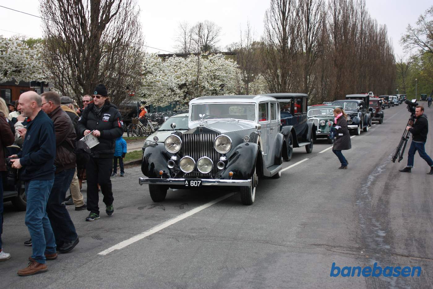 TV og diverse fotografer har travlt med at forevige dette store øjeblik
