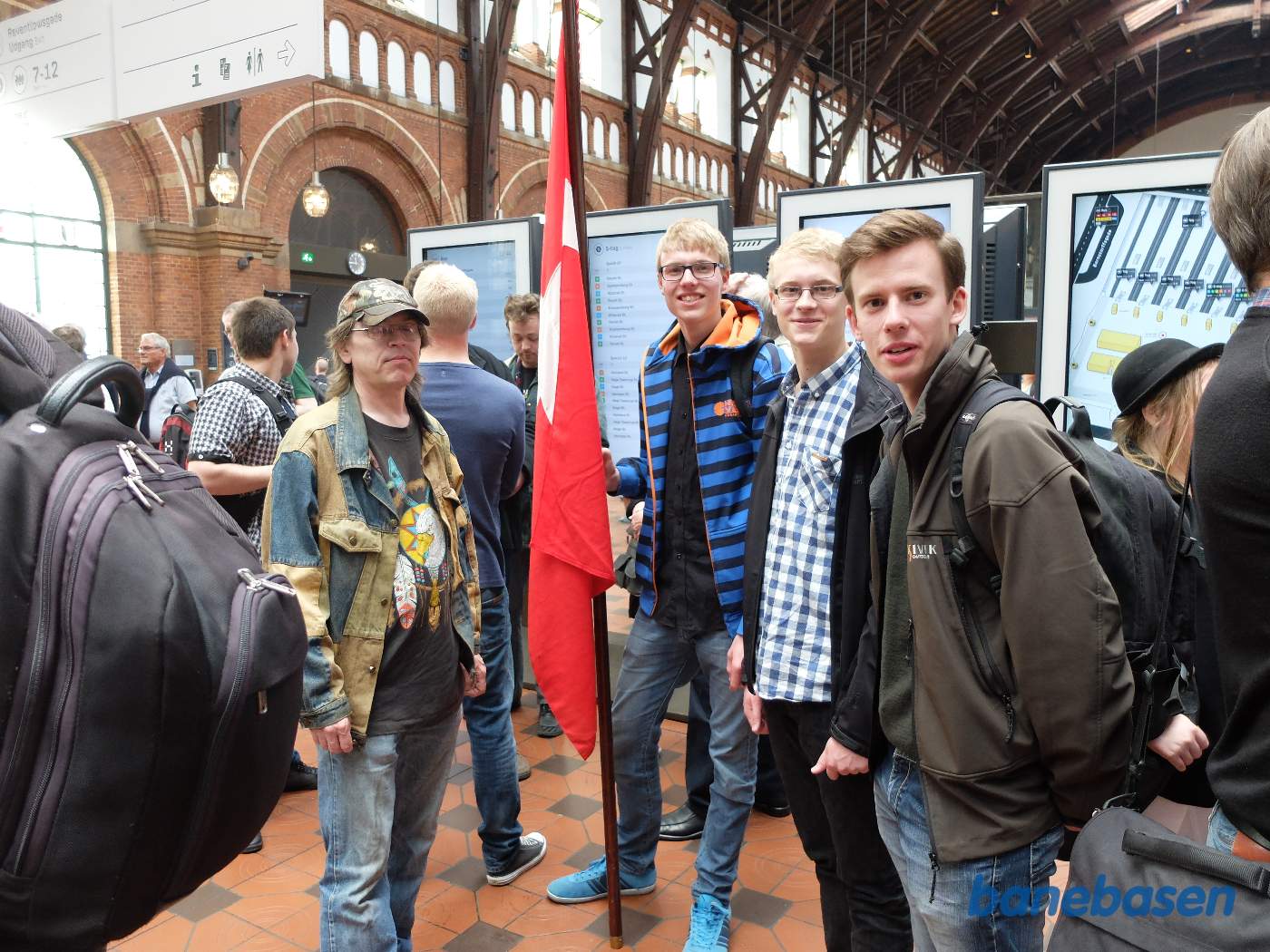 Gæsterne samles oppe i afgangshallen Gæsterne samles oppe i afgangshallen