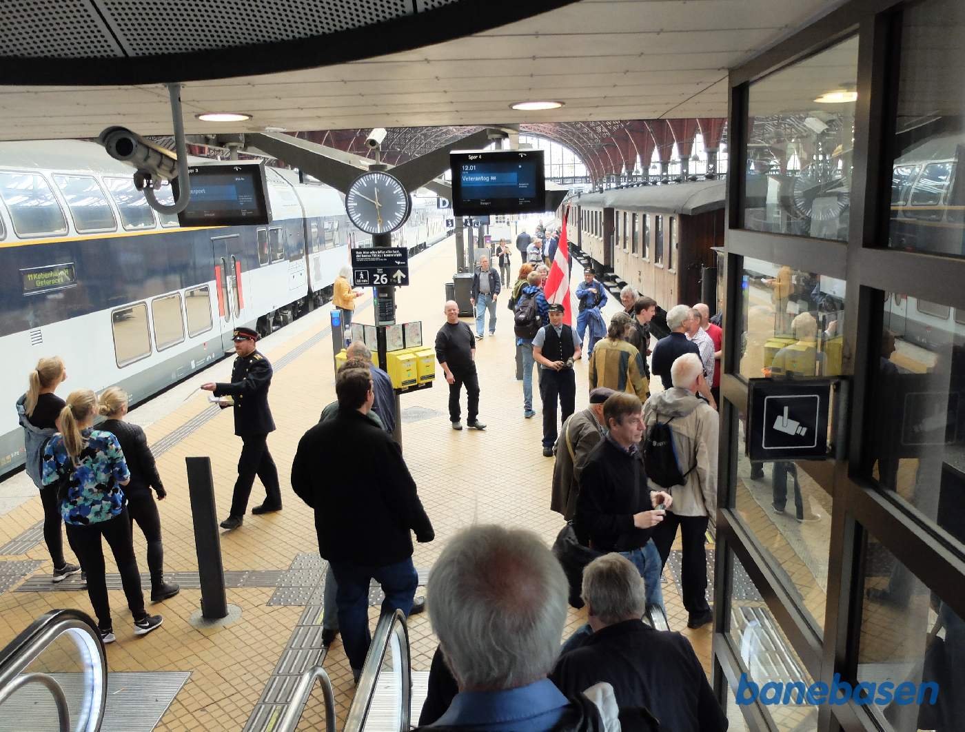 Gæsterne på vej ned til veterantoget Gæsterne på vej ned til veterantoget