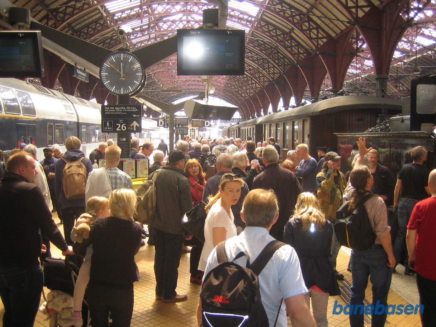 Perronen snart fyldt op med gæster. Toget kører om 10 minutter Perronen snart fyldt op med gæster. Toget kører om 10 minutter