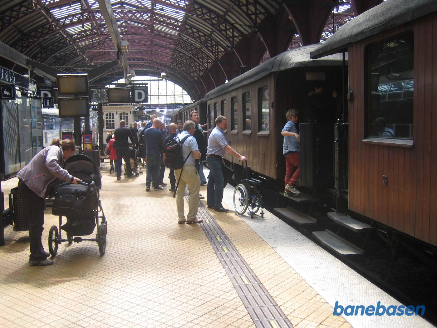 Gæsterne på vej op i toget Gæsterne på vej op i toget