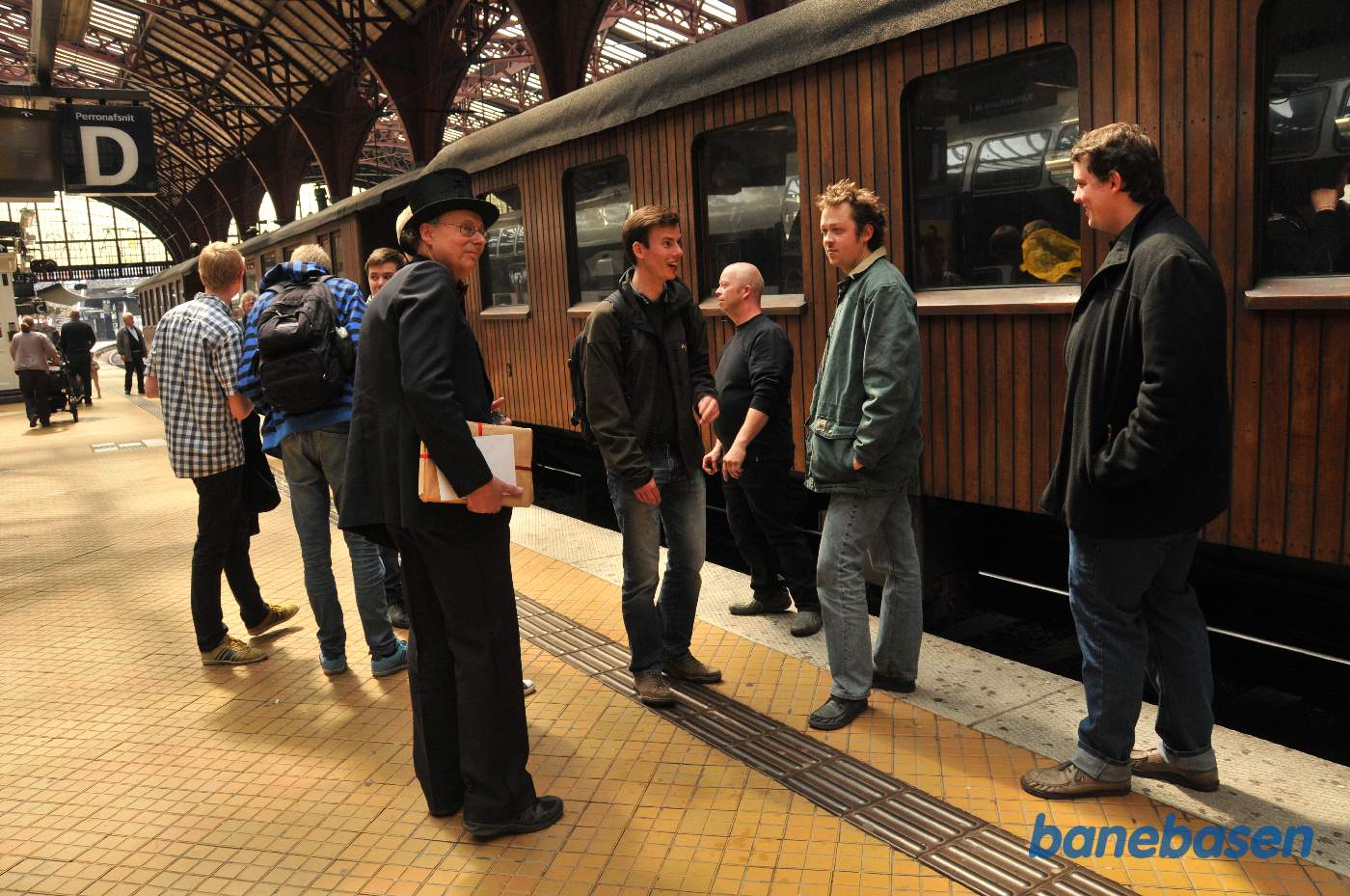 Den ene af dem der har fødselsdag med høj hat Den ene af dem der har fødselsdag med høj hat