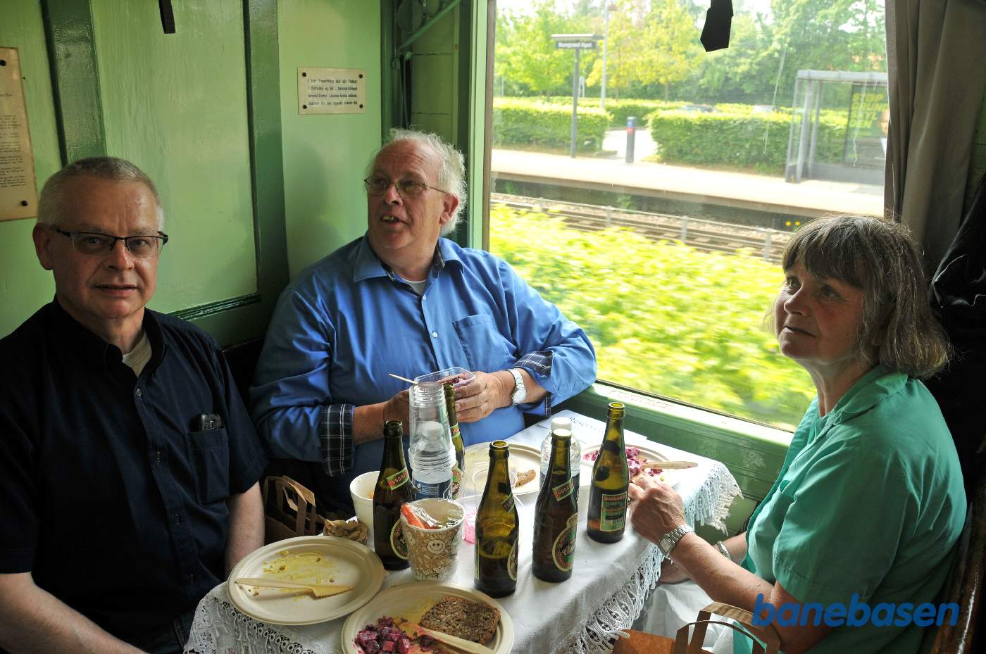 I toget blev der serveret frokost I toget blev der serveret frokost