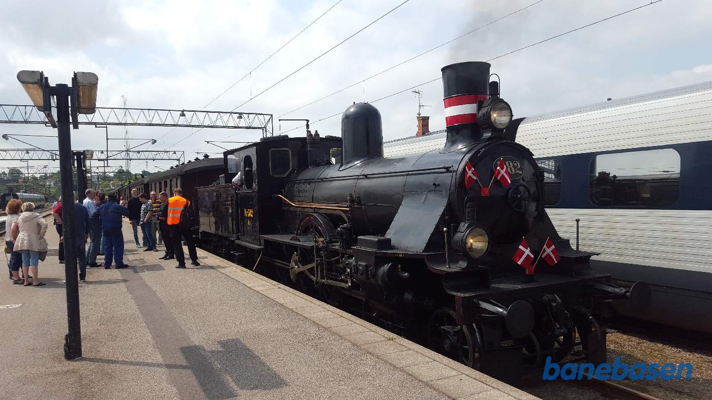 Fødselsdagstoget er ankommet til Helsingør spor 4 og afventer en køretilladelse til Grønnehave