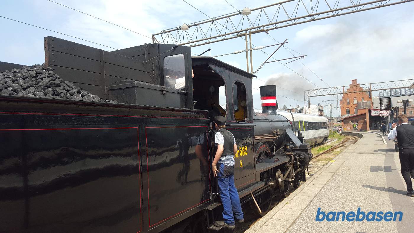Fødselsdagstoget er ankommet til Helsingør spor 4 og afventer en køretilladelse til Grønnehave