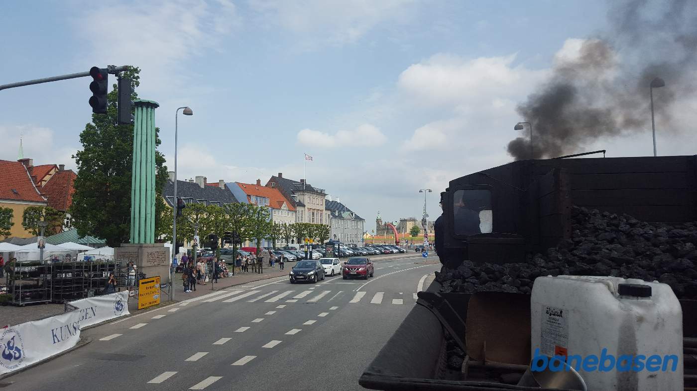 Fødselsdagstoget fortsætter over havnepladsen med Sveasøjlen til venstre mod Grønnehave