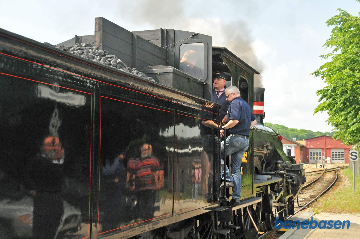 Fødselsdagstoget er ankommet til Grønnehave spor 1, hvor koblingerne lige skal strammes op inden vi kan fortsætte Fødselsdagstoget er ankommet til Grønnehave spor 1, hvor koblingerne lige skal strammes op inden vi kan fortsætte