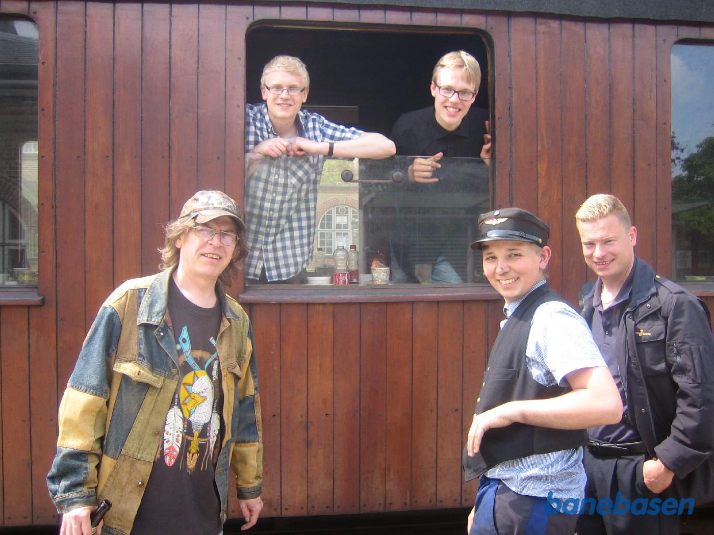 Fødselsdagstoget er ankommet til Grønnehave spor 1, hvor flere klubmedlemmer lige skal ud på perronen