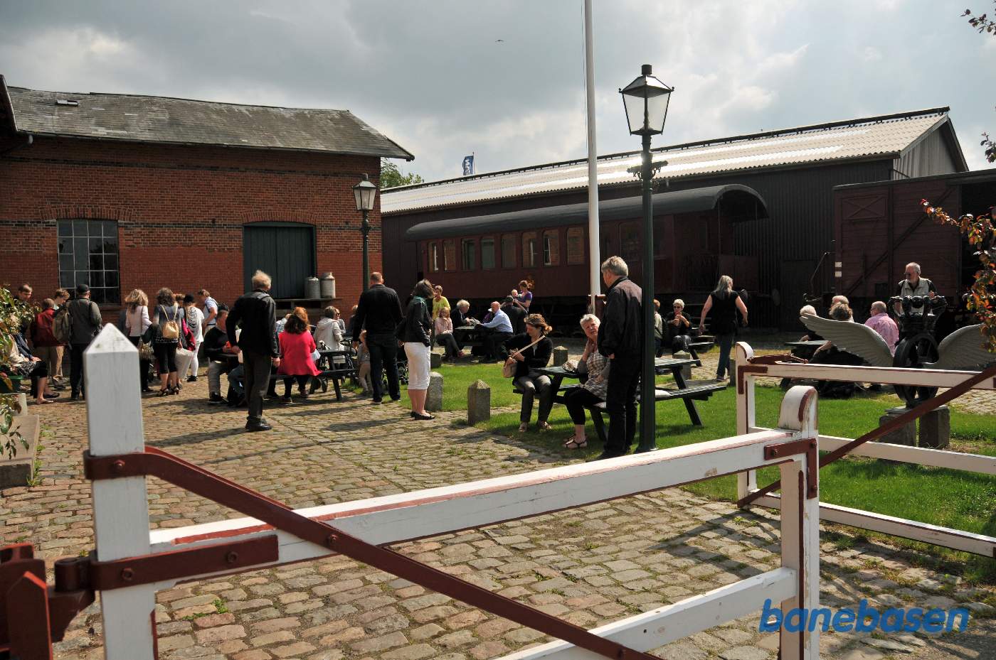 På stationens forplads blev der serveret kaffe og kage i det fine vejr