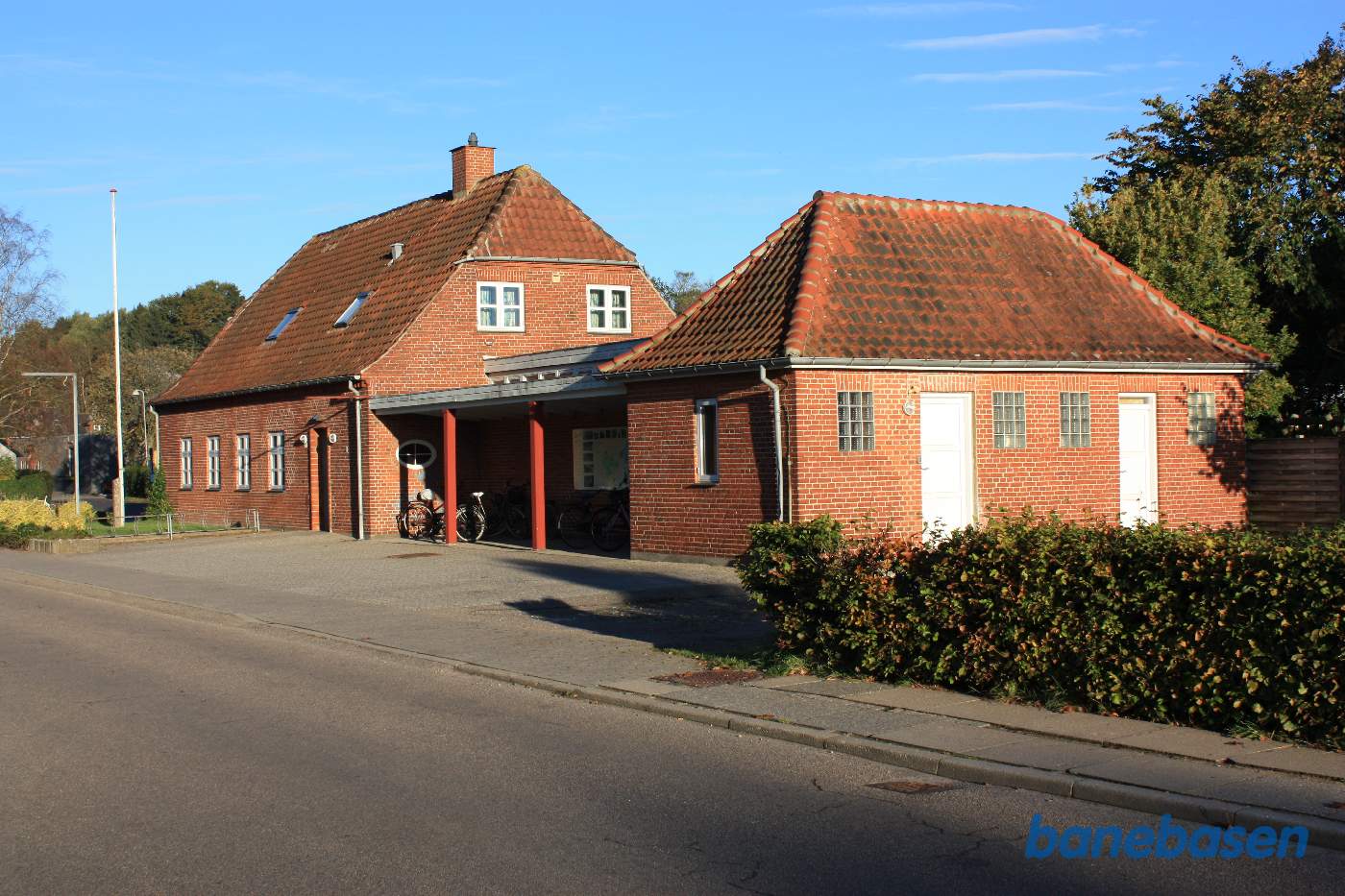 Bryrup station set fra banesiden, hvor der nu er anlagt en bred vej, Østervang Bryrup station set fra banesiden, hvor der nu er anlagt en bred vej, Østervang