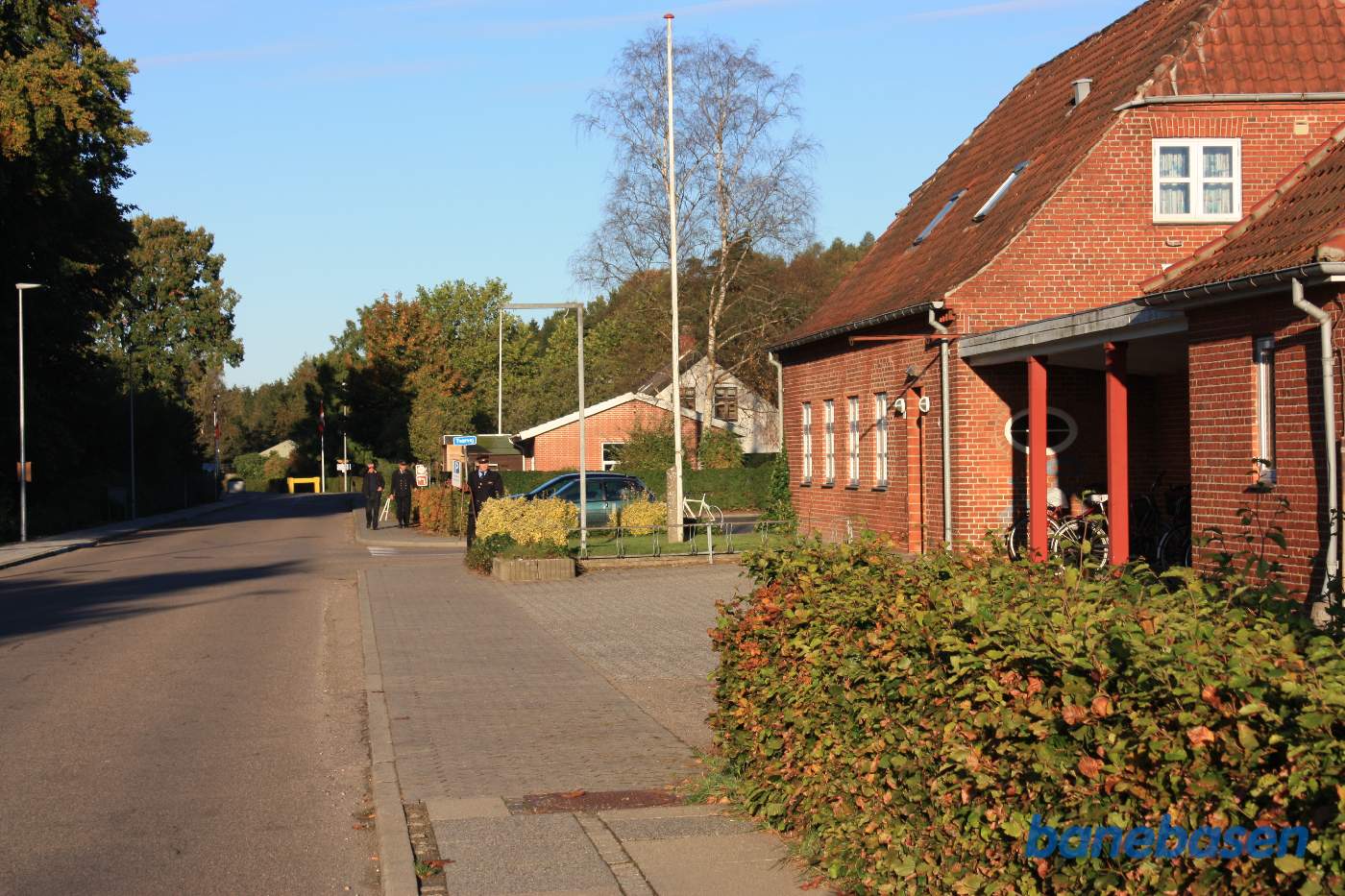 Bryrup station set fra banesiden, hvor der nu er anlagt en bred vej, Østervang. For enden af Østervang ses 2 dannebrogsflag der markerer indgangen til veteranbanen