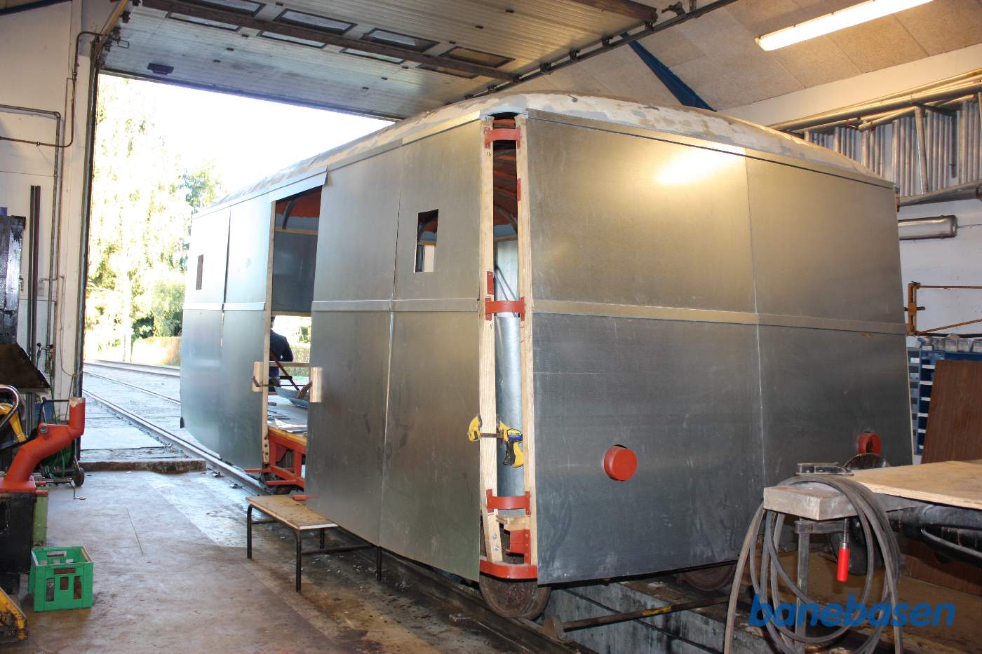 Inde i værkstedet monteres helt nye metalplader på skinnebus-pakvognen