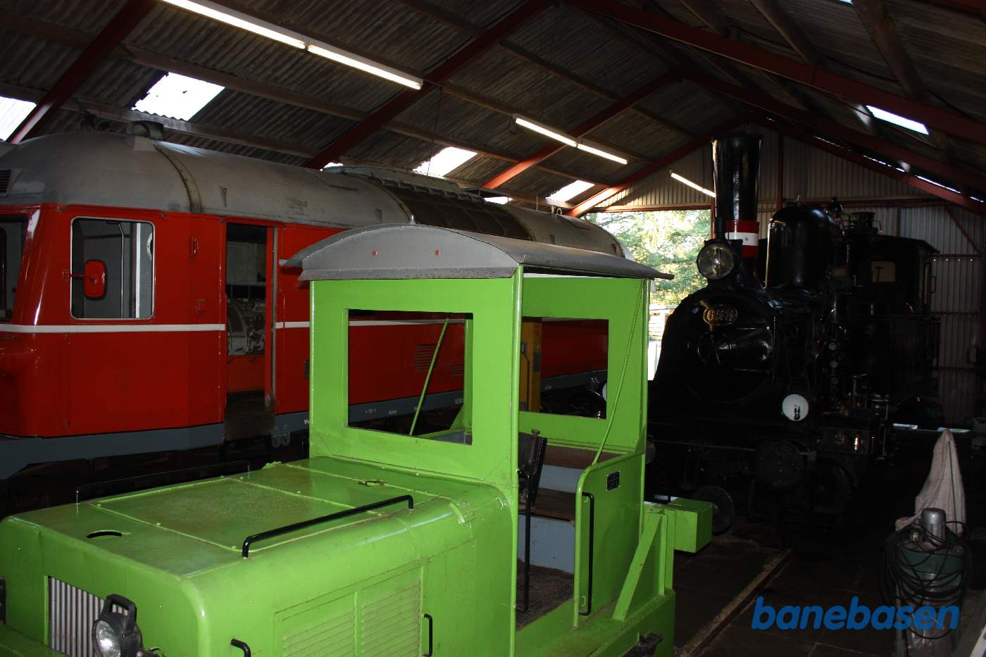 Inde i den nye store vognhal ses forskelligt driftsmateriel