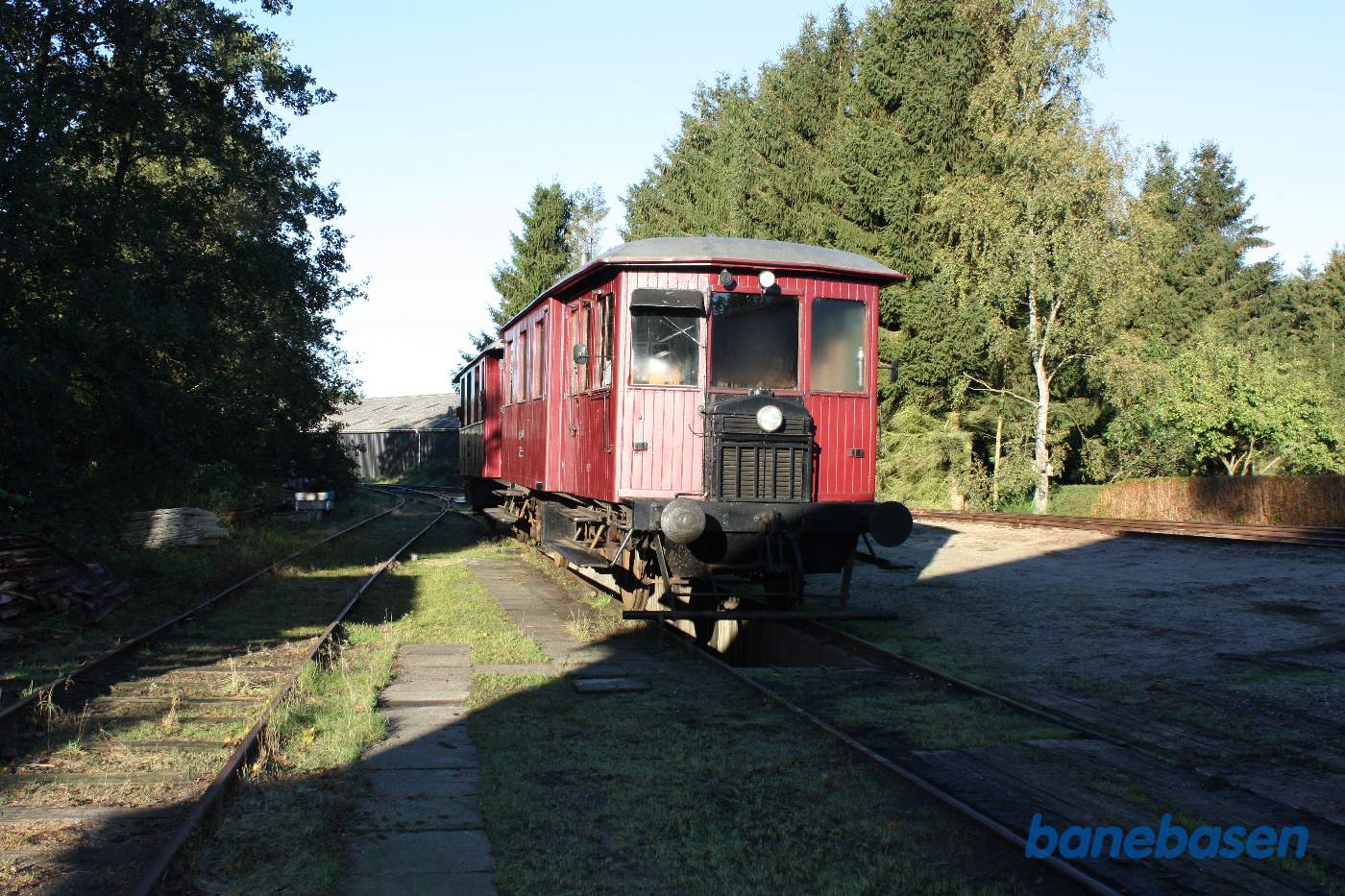 Udenfor værkstedet holder 2 Triangelmotorvogne Udenfor værkstedet holder 2 Triangelmotorvogne
