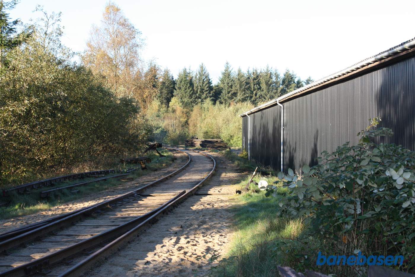 Hovedsporet går forbi den nye store vognhal, vi ser i retning mod Vrads