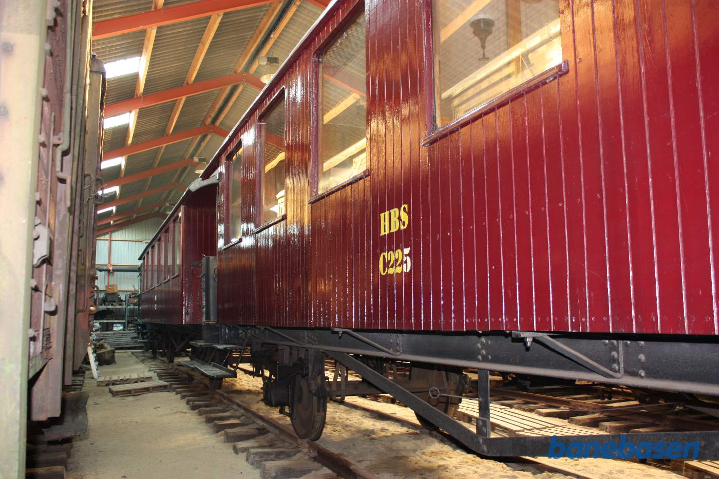 Et par fine personvogne i vognhallen