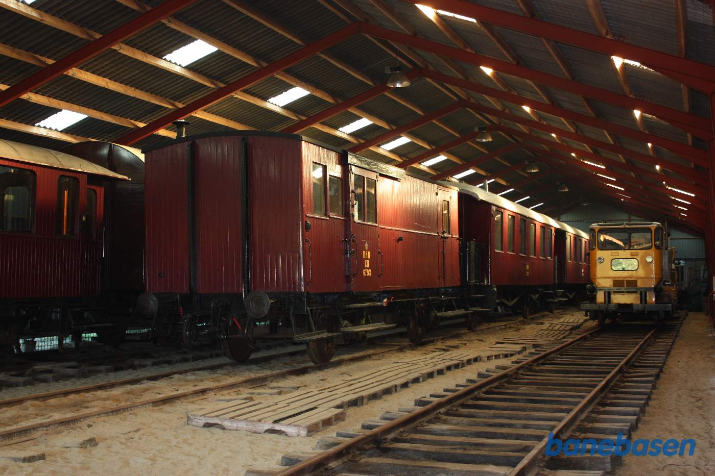 Et lille persontog med pakvogn og 2 personvogne i vognhallen