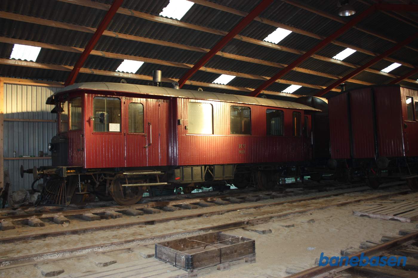 En Triangelmotorvogn holder i vognhallen