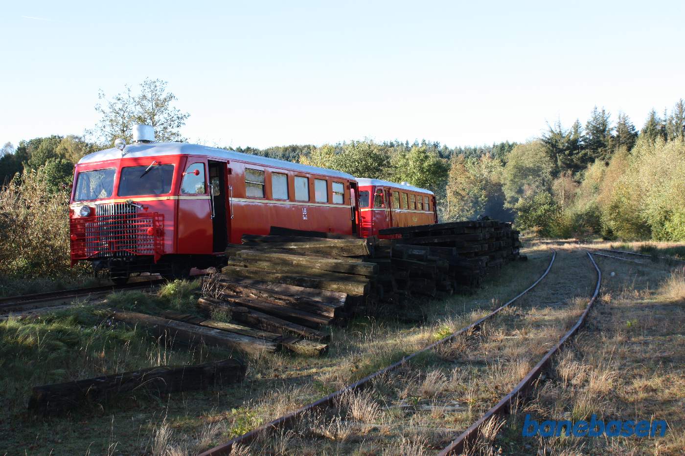 Skinnebustog holder ud for indgangen til vognhallen