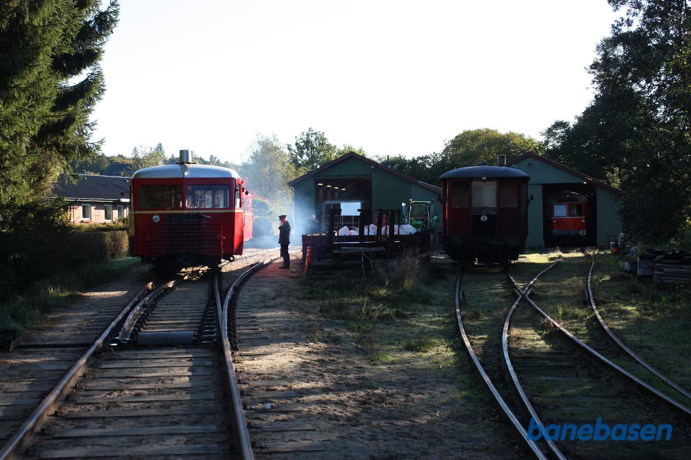 Skinnebustog holder ud for værkstedet Skinnebustog holder ud for værkstedet