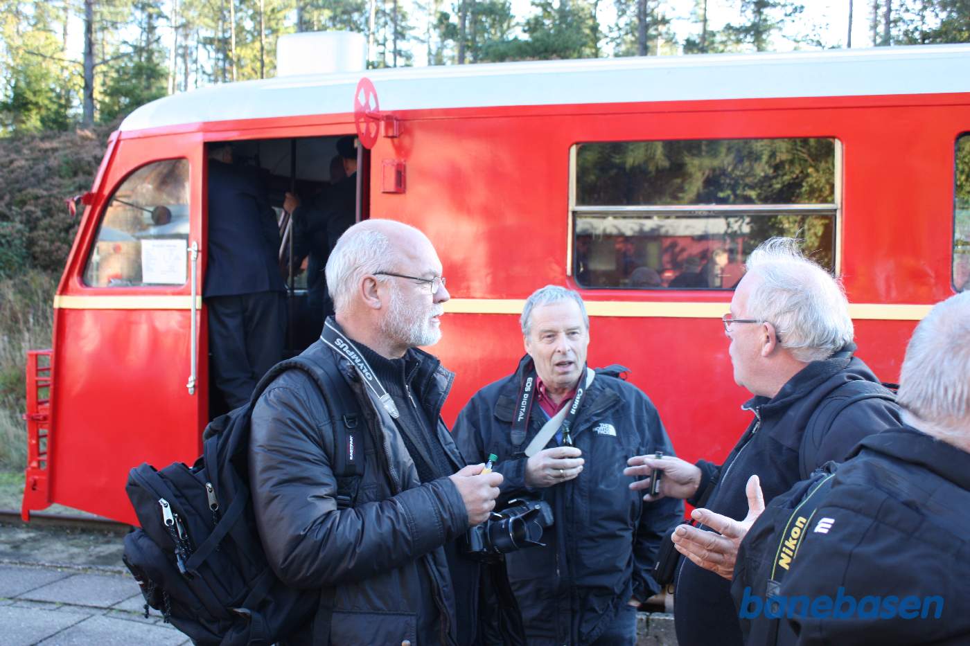 Skinnebustoget er kommet til Vrads hvor 3 entusiaster får en lille snak