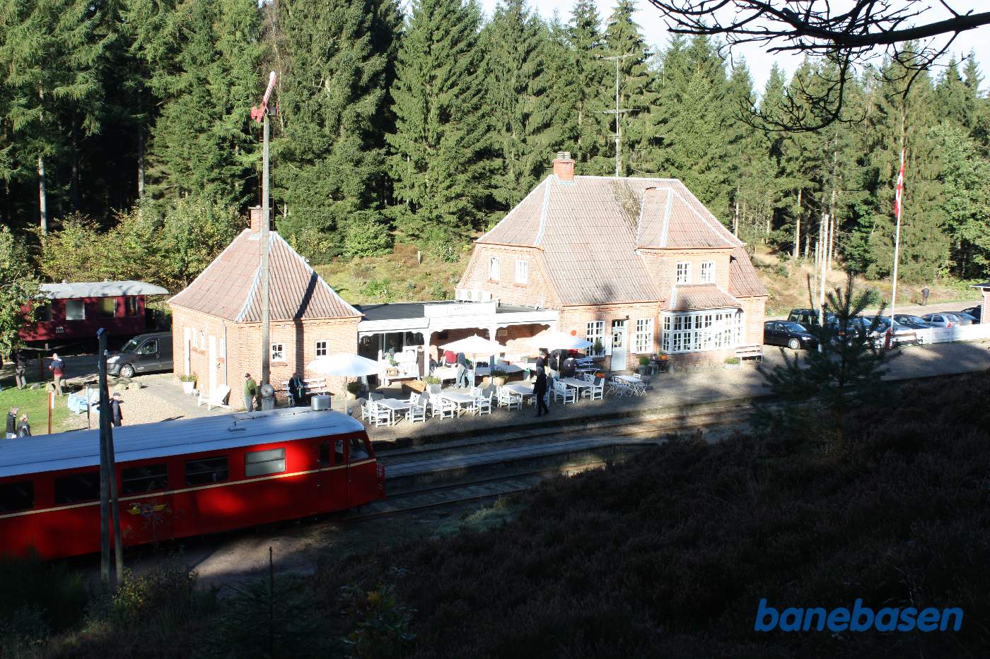 Stationen set oppe fra den høje skrænt