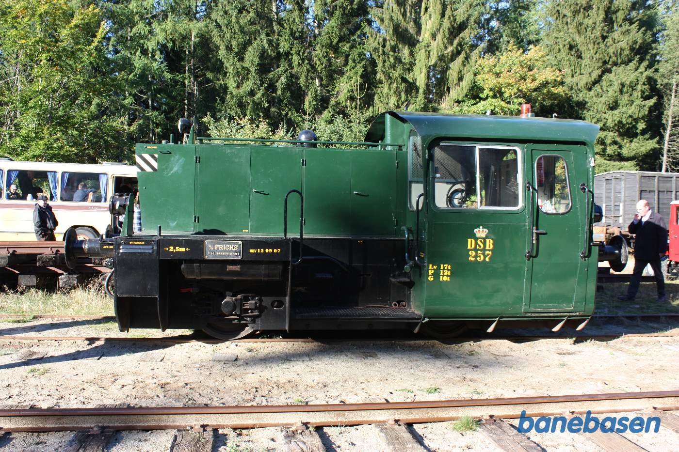 En grøn Frichs Køf rangertraktor hjælper med "omløb" af vognene