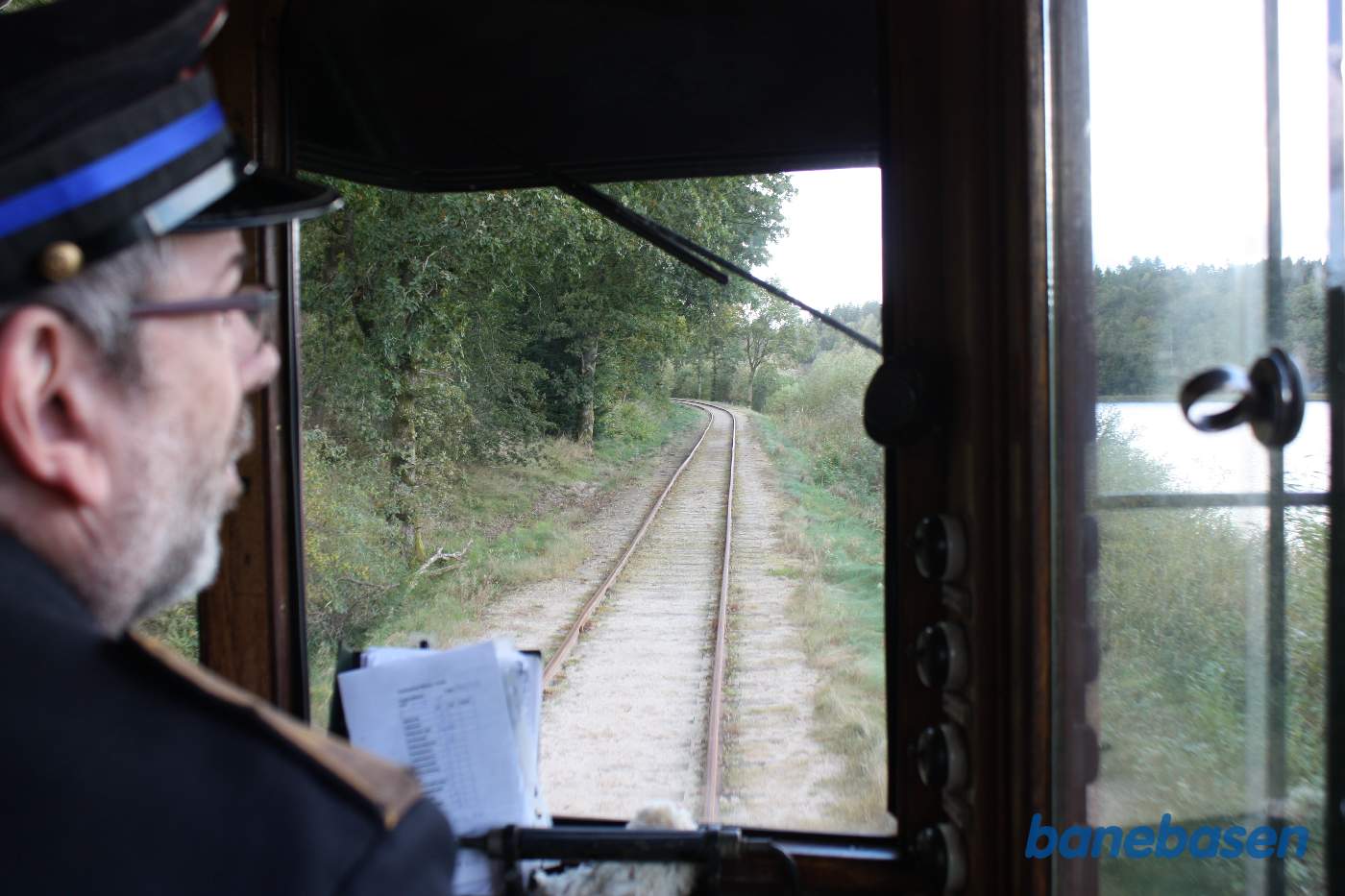 Vi kigger ud af førerrumsvinduet i en Triangelmotorvogn, Kulsø ses til højre