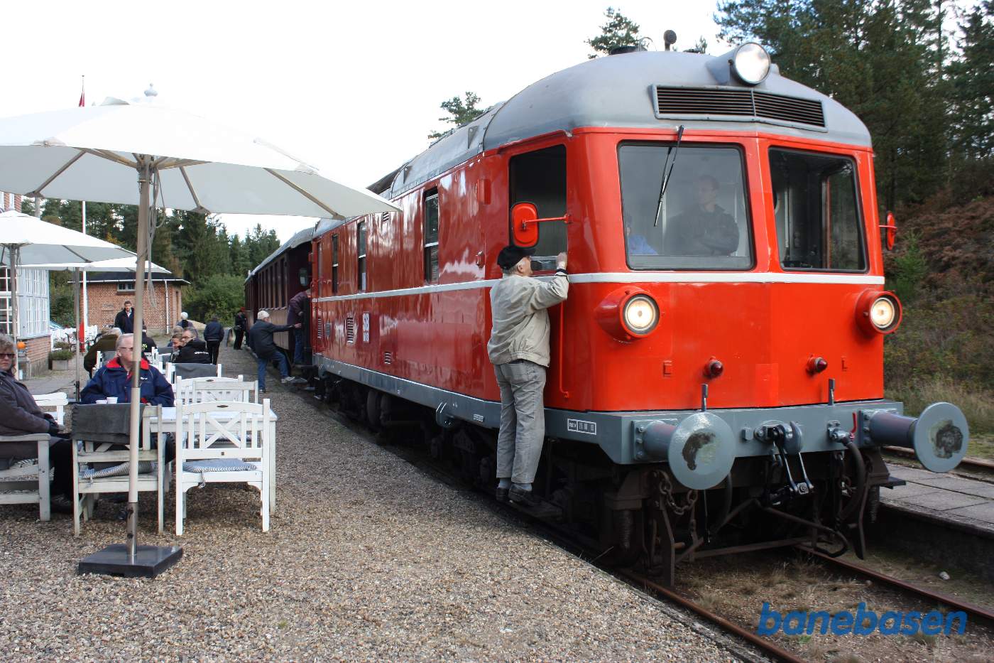 Det næste motortog klar til at køre fra Vrads mod Bryrup Det næste motortog klar til at køre fra Vrads mod Bryrup