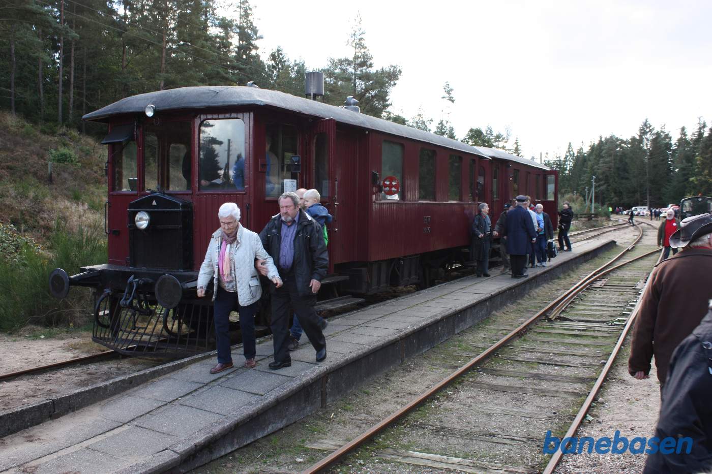 Triangelmotortog netop ankommet i spor 2 og gæsterne på vej ud af toget