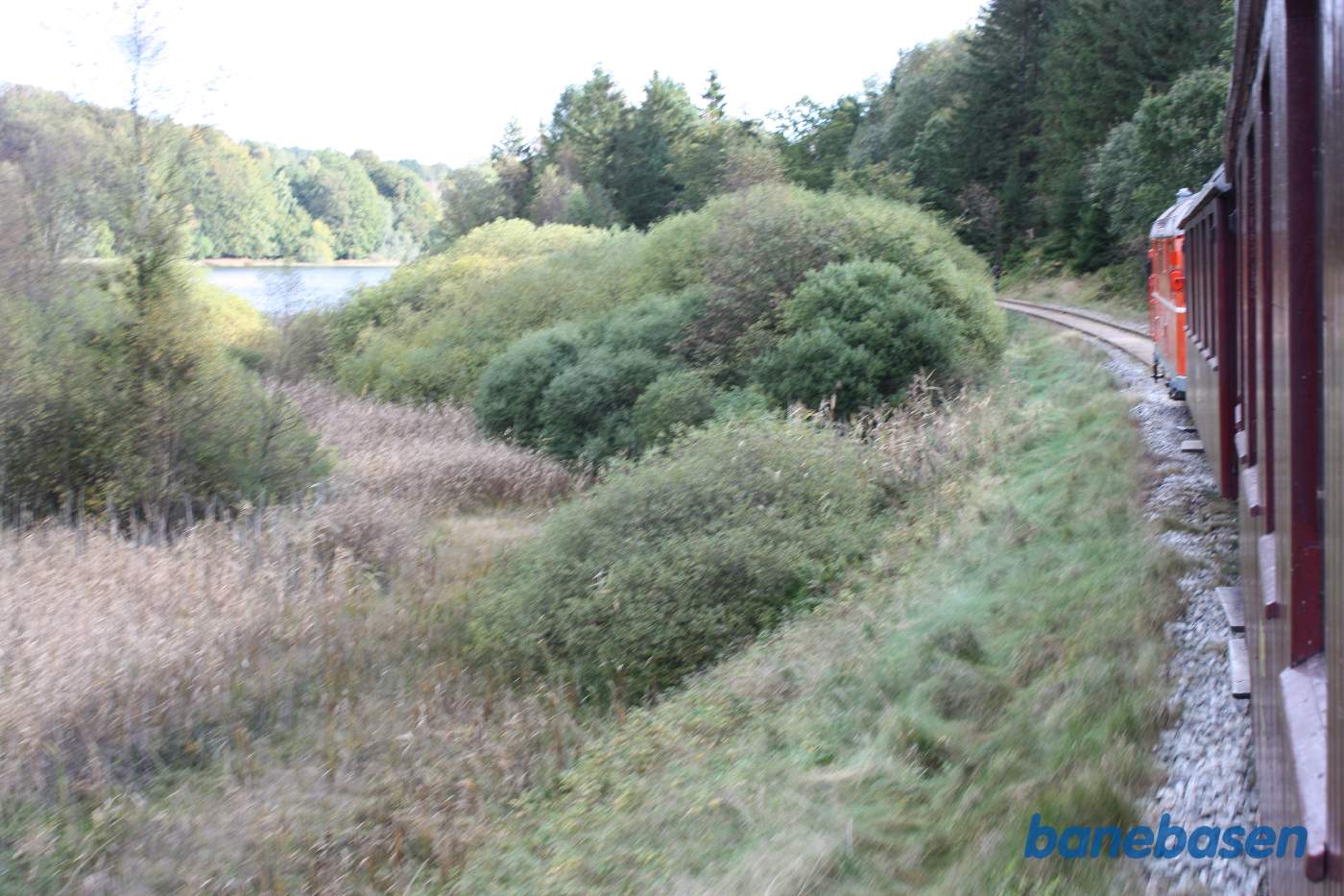 Vi er på strækningen i den store kurve lige efter skoven, Kulsø ses til venstre
