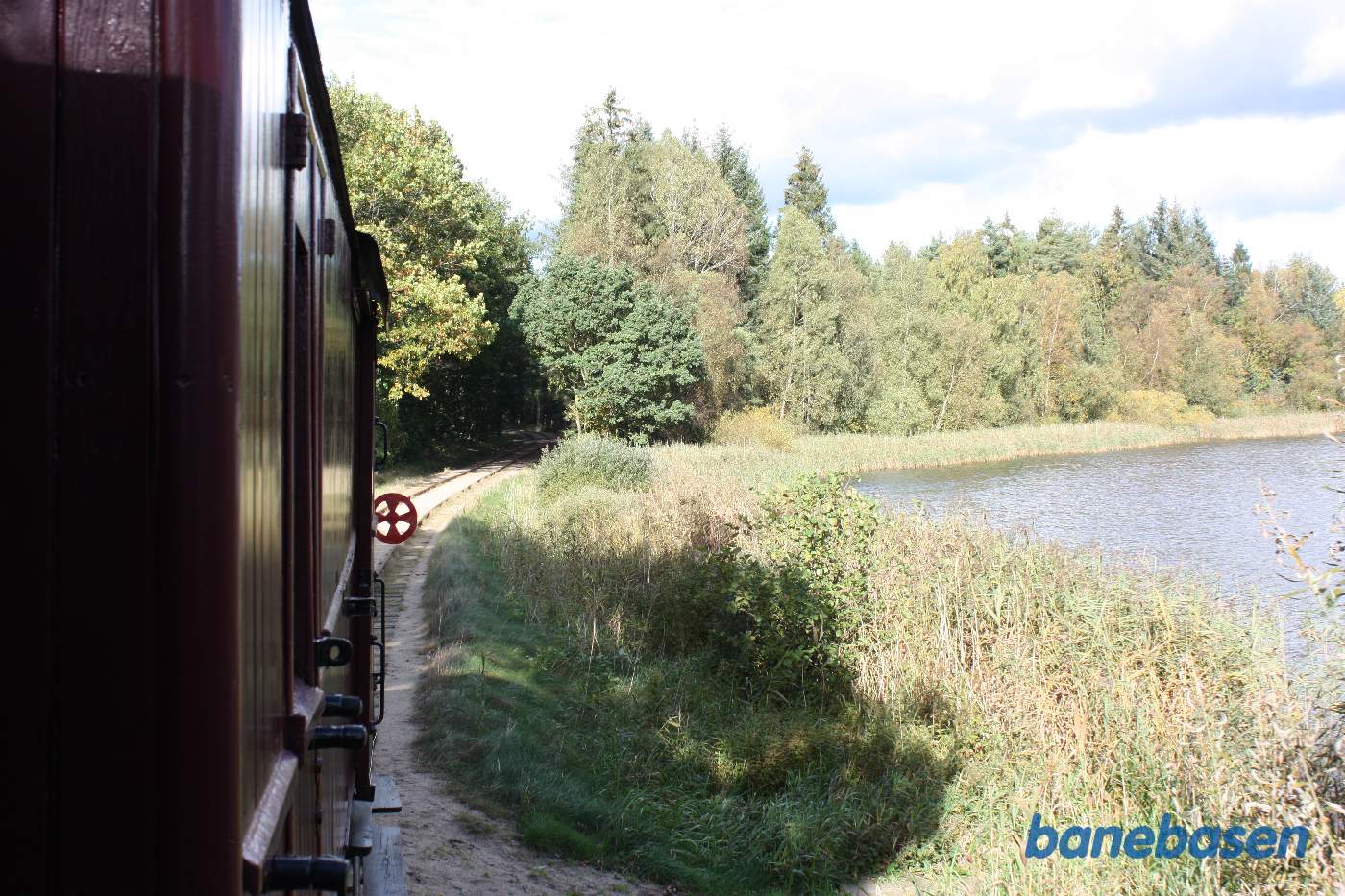 Vi er på strækningen i den store kurve lige efter skoven, Kulsø ses til højre